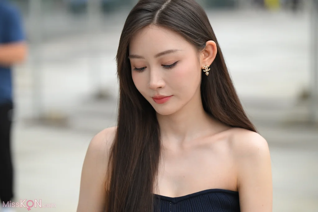 [精选街拍作品] No.5017: 美腿美足网红敏敏 (220 photos)
