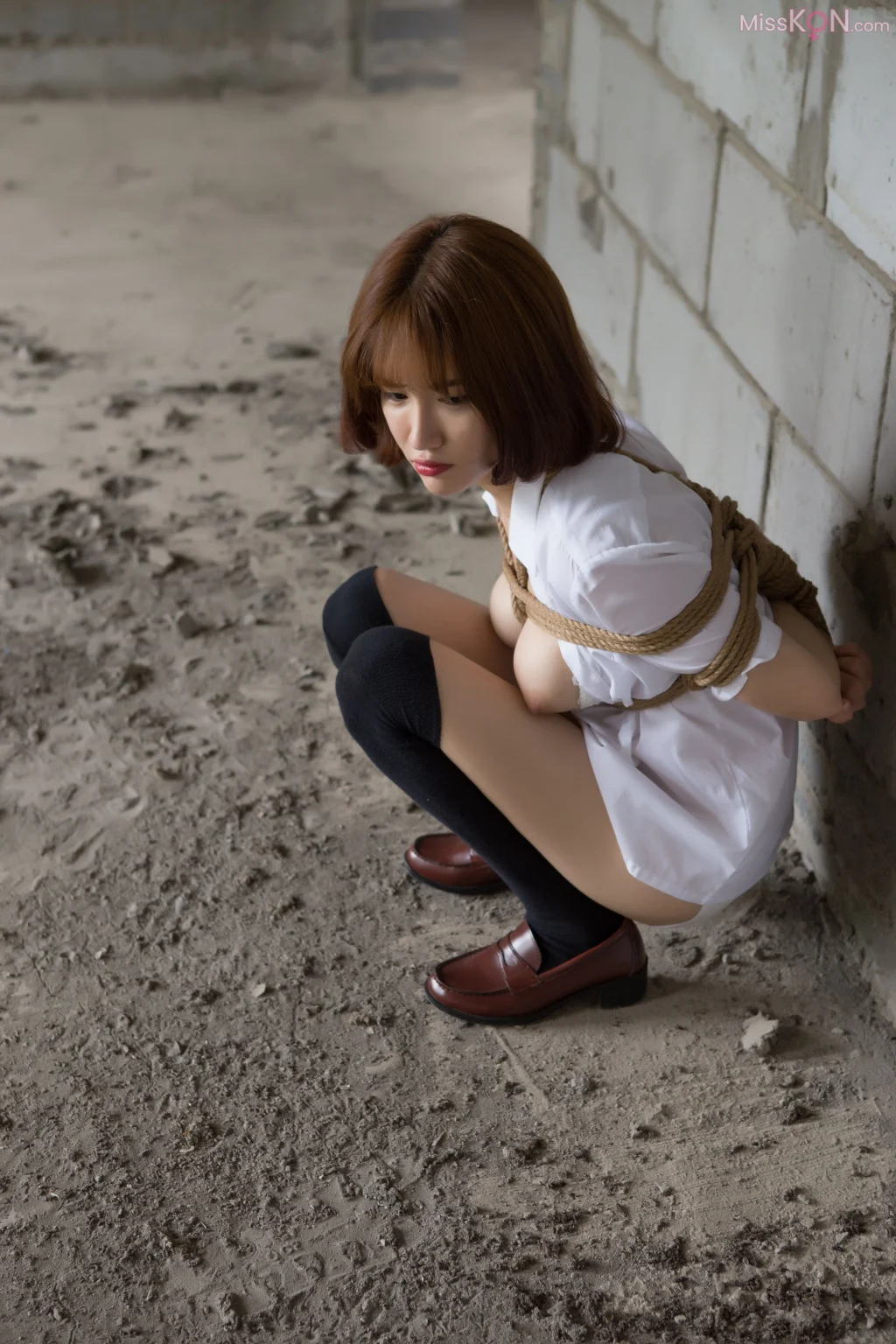 [XR Uncensored] K8傲娇萌萌Vivian: R18 秀人网模特 被束缚的学妹 (119 photos + 3 videos)
