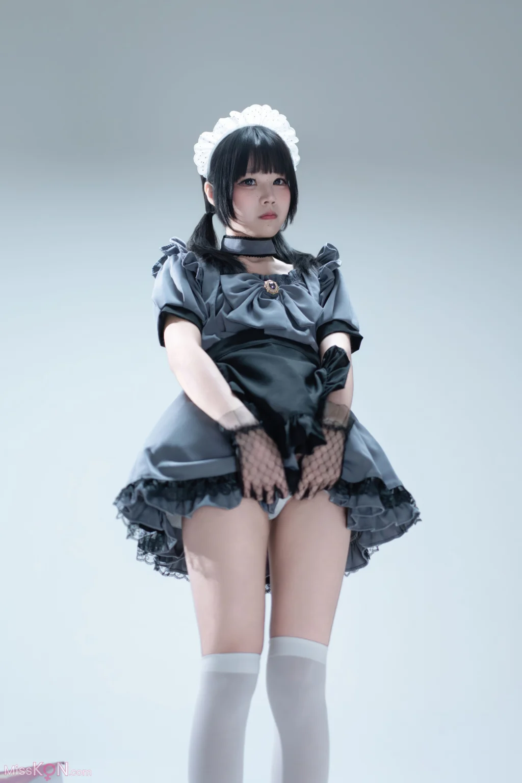 Coser@清水凪: 手提箱与灰色女仆 (80 photos)