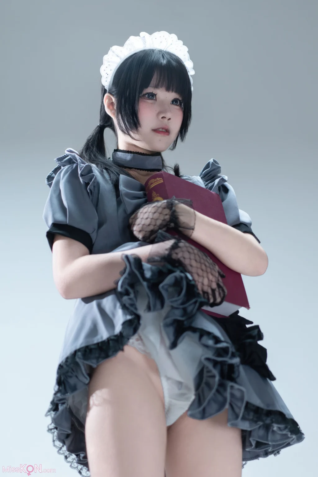 Coser@清水凪: 手提箱与灰色女仆 (80 photos)