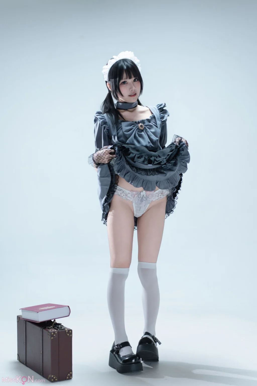 Coser@清水凪: 手提箱与灰色女仆 (80 photos)