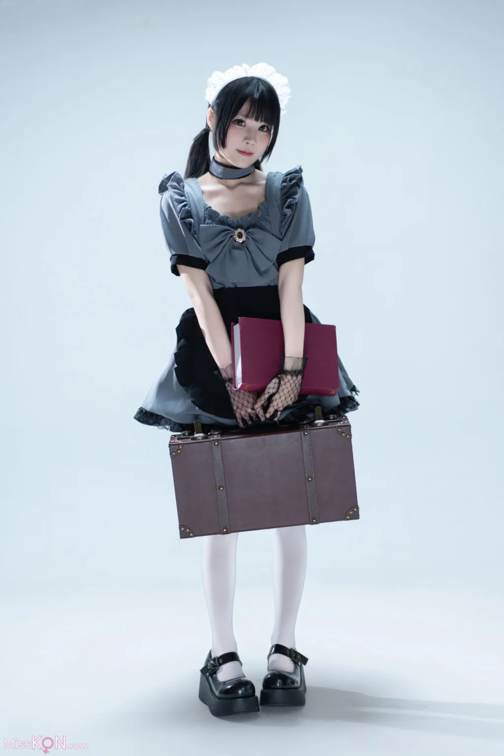 Coser@清水凪: 手提箱与灰色女仆 (80 photos)