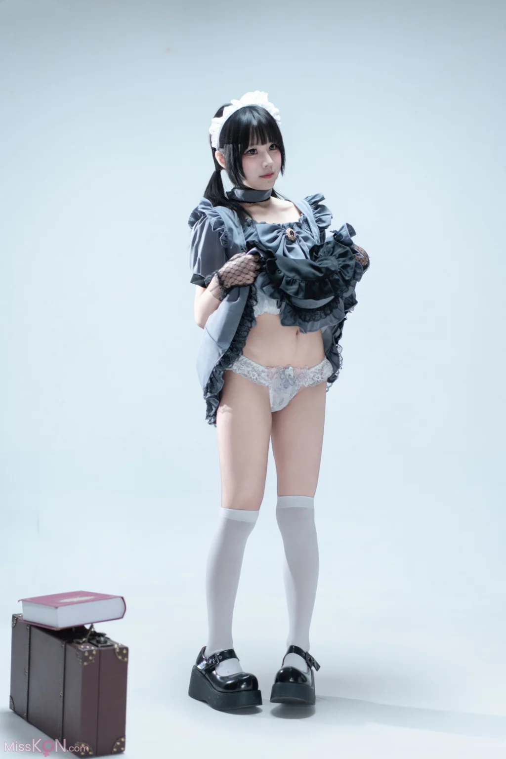 Coser@清水凪: 手提箱与灰色女仆 (80 photos)
