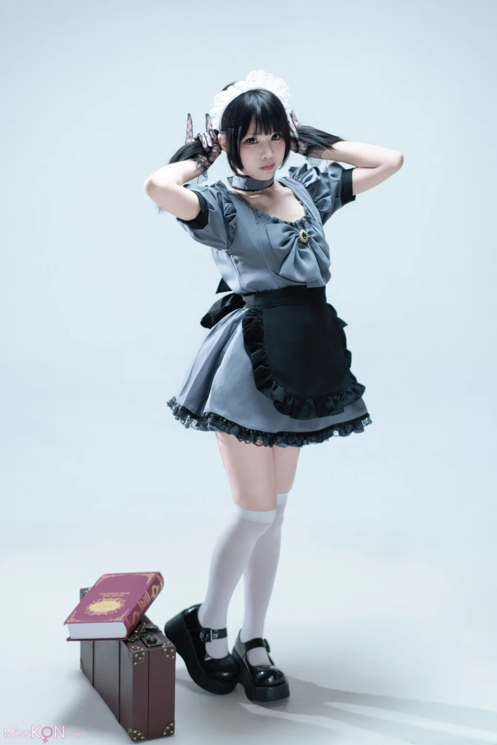Coser@清水凪: 手提箱与灰色女仆 (80 photos)