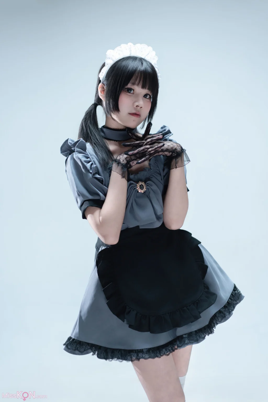 Coser@清水凪: 手提箱与灰色女仆 (80 photos)