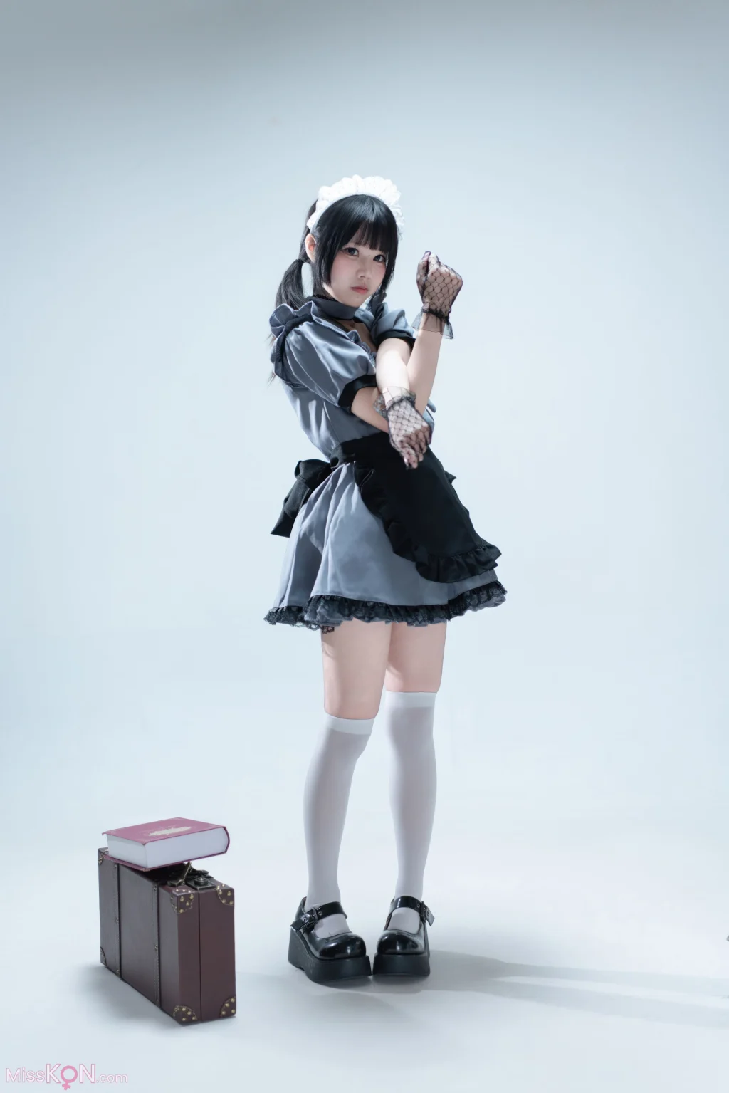 Coser@清水凪: 手提箱与灰色女仆 (80 photos)