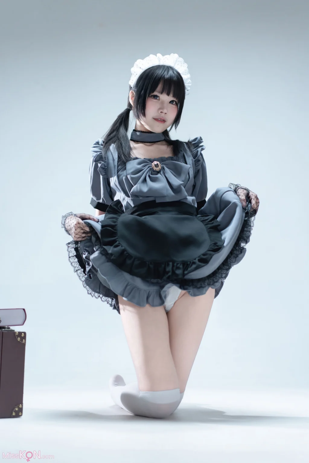 Coser@清水凪: 手提箱与灰色女仆 (80 photos) – Page 3