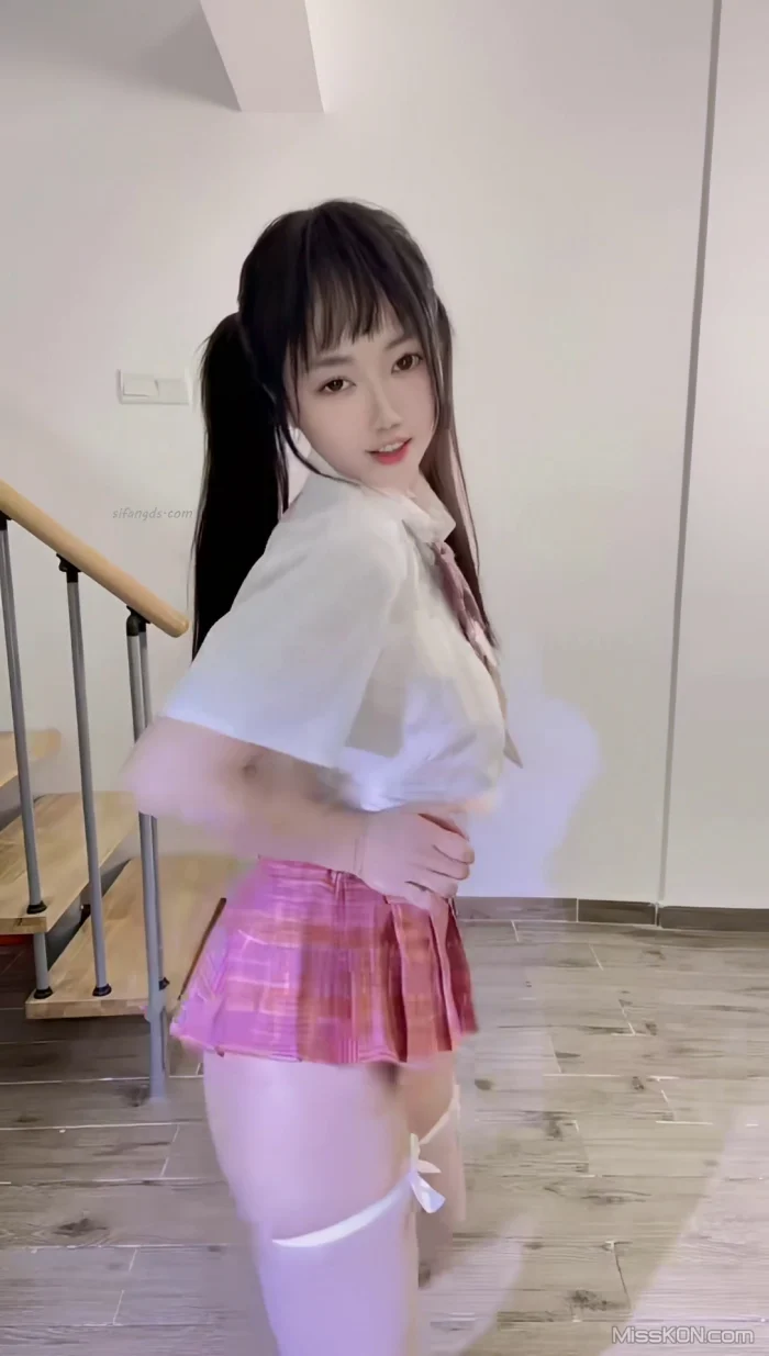 菜菜喵: 抖音性感小女神 付费定制 情趣内衣诱惑 透视毛毛 (96 photos + 18 videos)