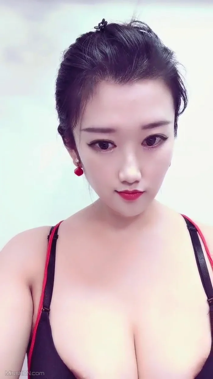 诗诗很大的: 新人巨乳美少女下海 (33 photos + 3 videos)