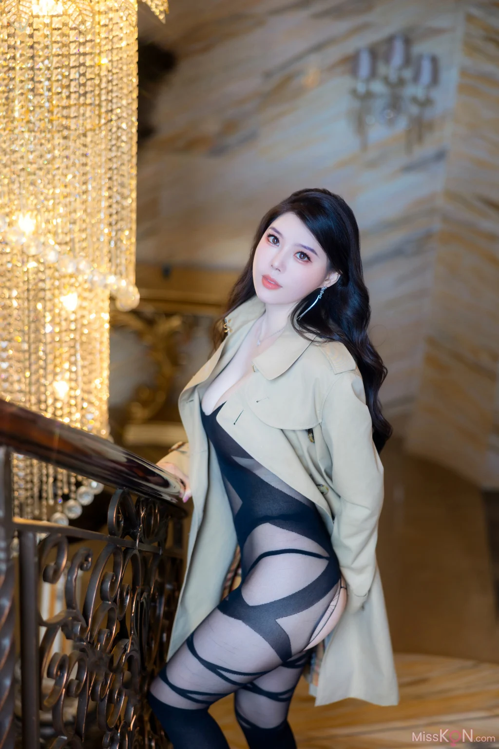 [内购无水印] Bai Ru Xue (白茹雪): 秀人网模特 黑丝风衣 (84 photos)