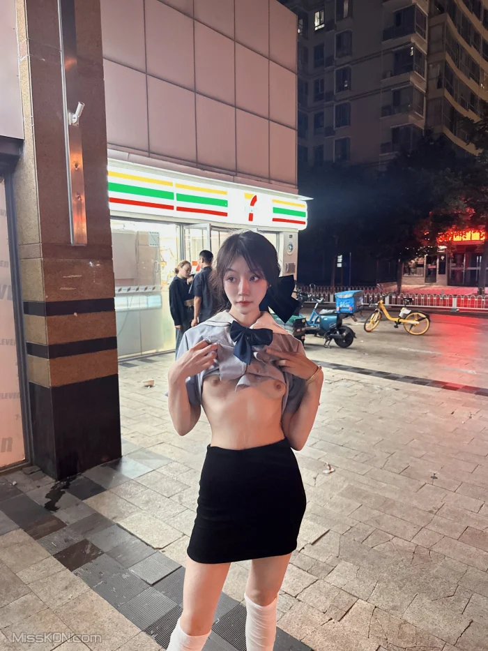 彤彤乖: 喜欢户外露出 (165 photos + 135 videos)