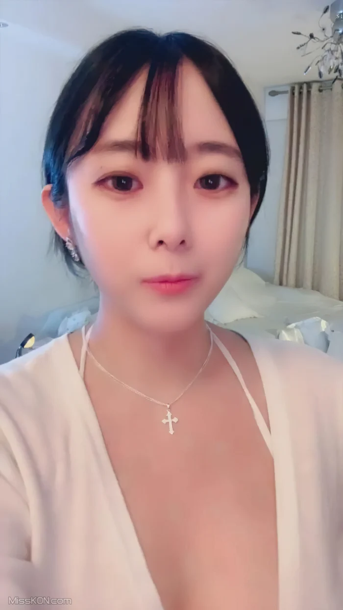 小灵儿: 丰满水嫩女神来袭 超大巨乳裸舞 (29 photos + 3 videos)