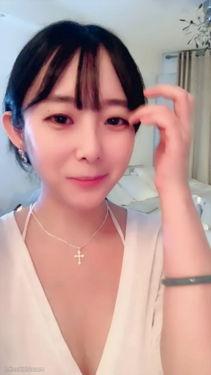 小灵儿: 丰满水嫩女神来袭 超大巨乳裸舞 (29 photos + 3 videos)