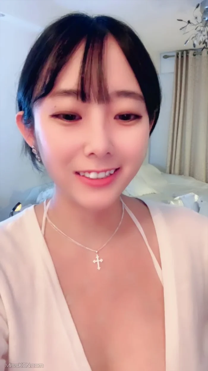 小灵儿: 丰满水嫩女神来袭 超大巨乳裸舞 (29 photos + 3 videos)