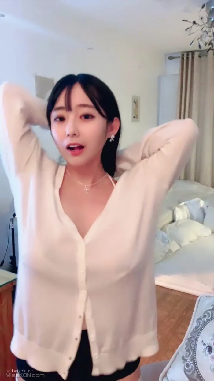 小灵儿: 丰满水嫩女神来袭 超大巨乳裸舞 (29 photos + 3 videos)