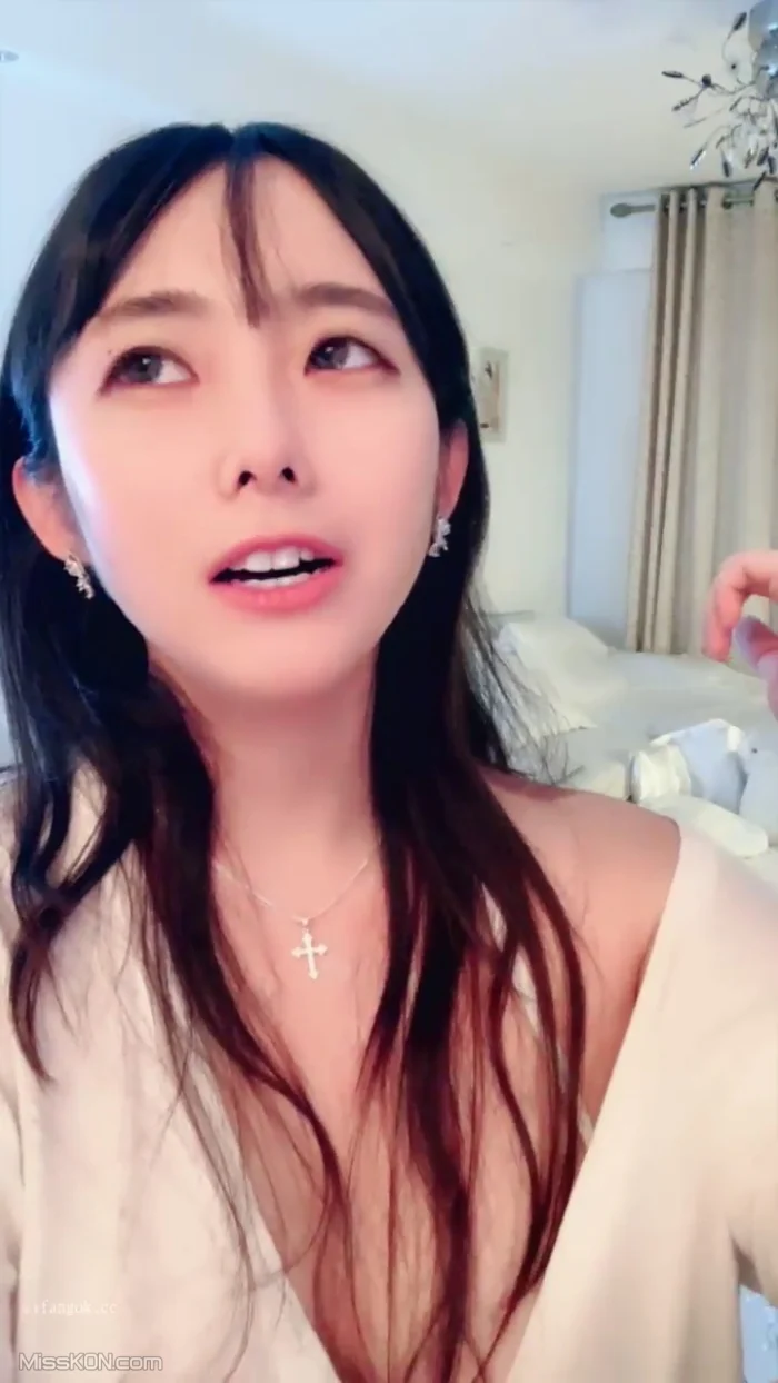小灵儿: 丰满水嫩女神来袭 超大巨乳裸舞 (29 photos + 3 videos)