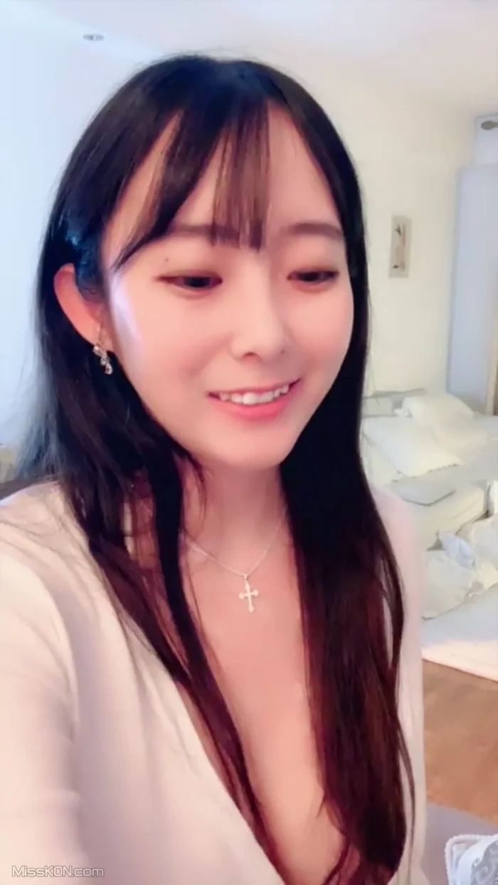 小灵儿: 丰满水嫩女神来袭 超大巨乳裸舞 (29 photos + 3 videos)