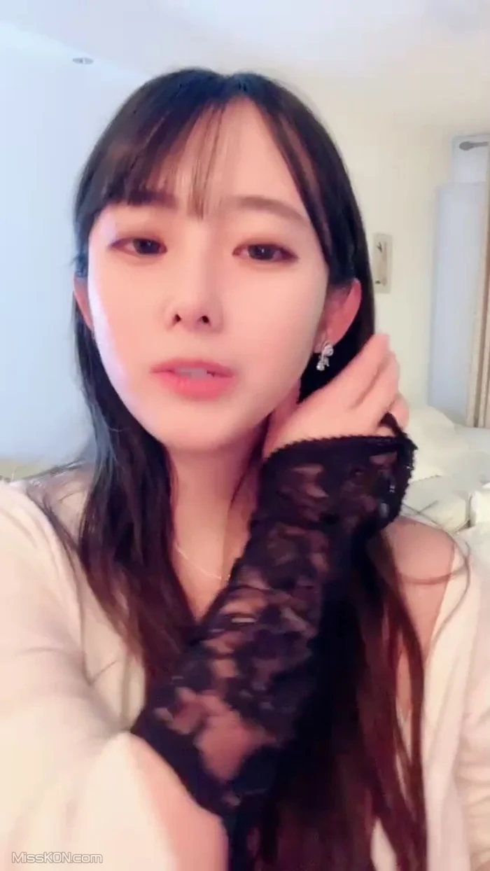 小灵儿: 丰满水嫩女神来袭 超大巨乳裸舞 (29 photos + 3 videos)