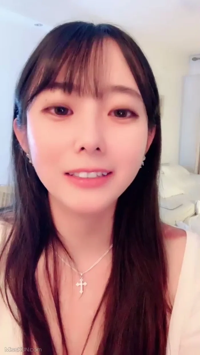 小灵儿: 丰满水嫩女神来袭 超大巨乳裸舞 (29 photos + 3 videos)