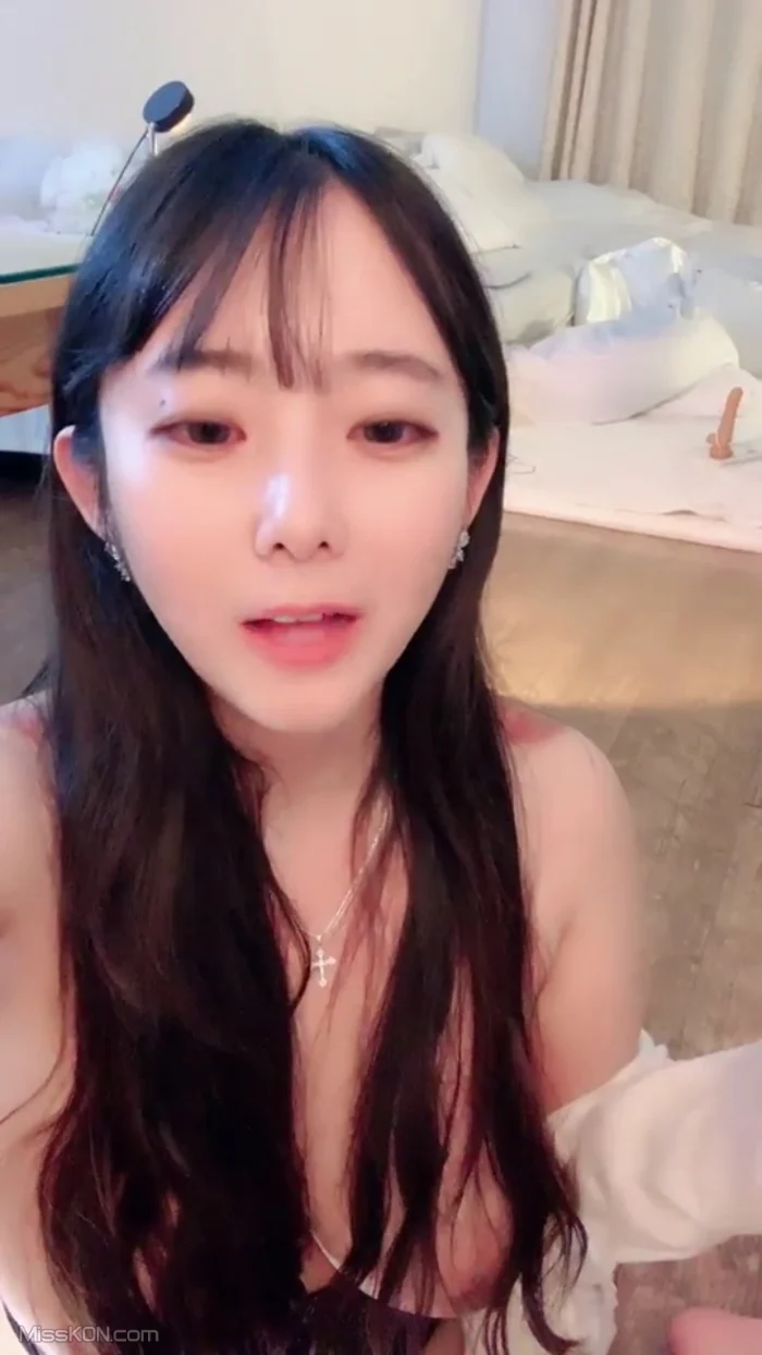 小灵儿: 丰满水嫩女神来袭 超大巨乳裸舞 (29 photos + 3 videos) – Page 2