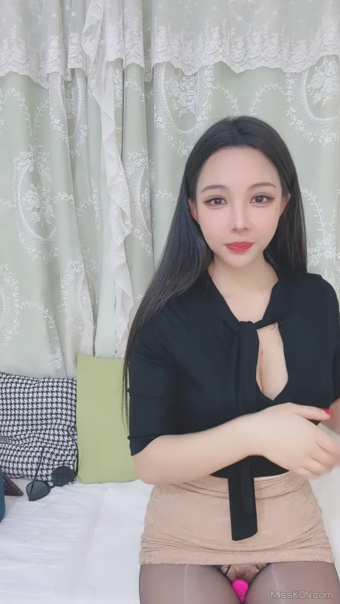 晓白: G乳御姐下海 黑丝高跟诱惑迷人 (33 photos + 3 videos)