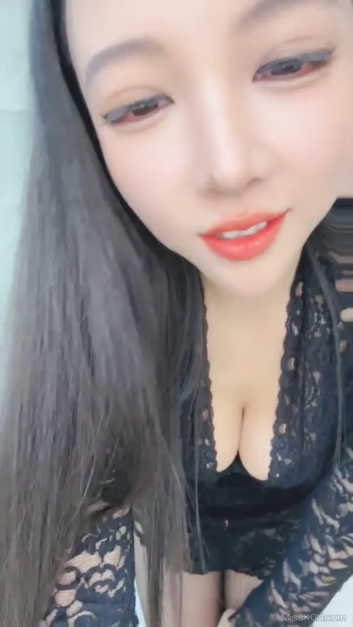 晓白: G乳御姐下海 黑丝高跟诱惑迷人 (33 photos + 3 videos)