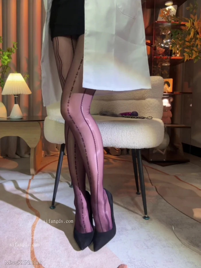 依依姐儿: 快手丝袜熟女主播 丝袜无内高跟 (78 photos + 15 videos)
