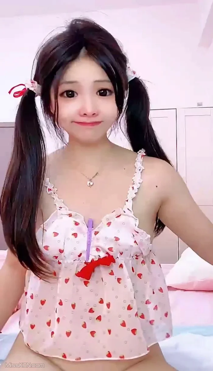 音萌软妹: 软萌学妹 直播间脱光很诱惑 (36 photos + 2 videos)