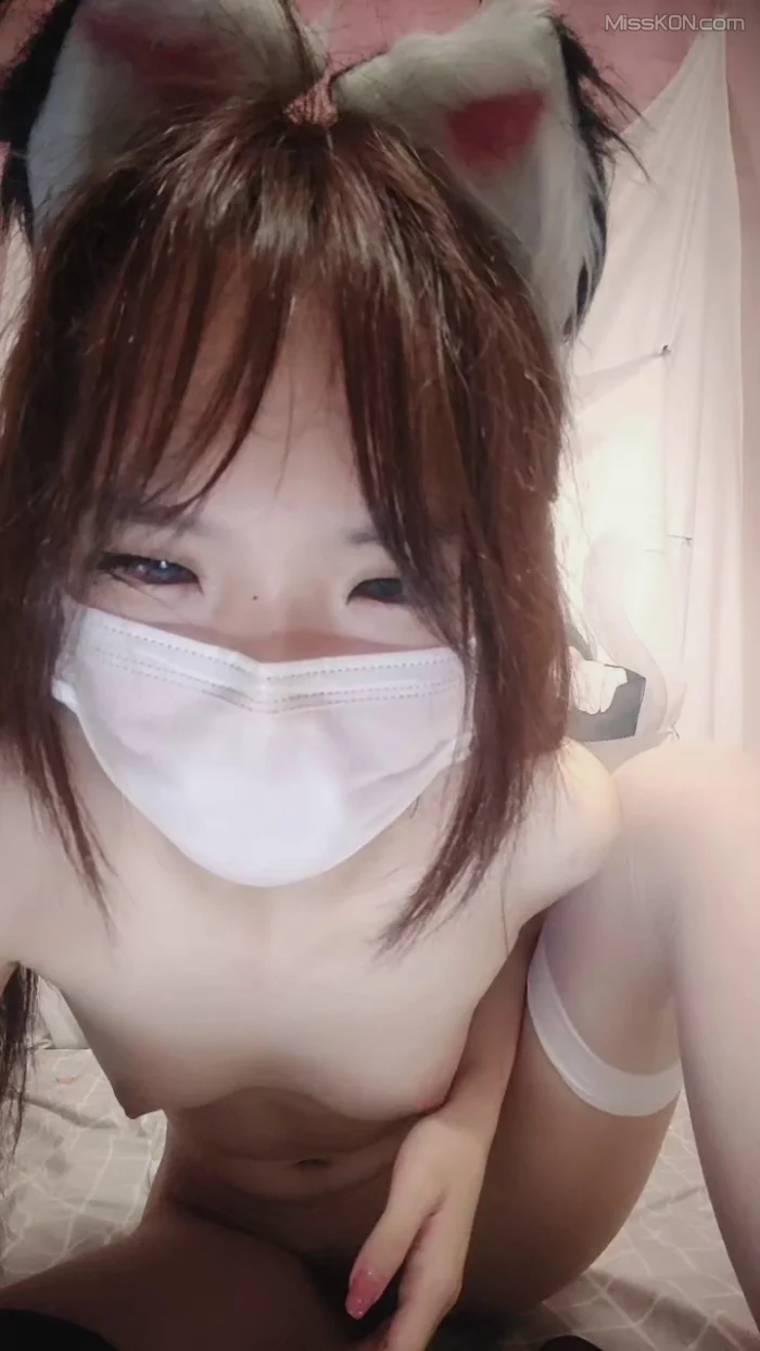 小逸宝宝: 萌萌哒萝莉美少女宿舍大秀 道具爆浆 (75 photos + 16 videos)