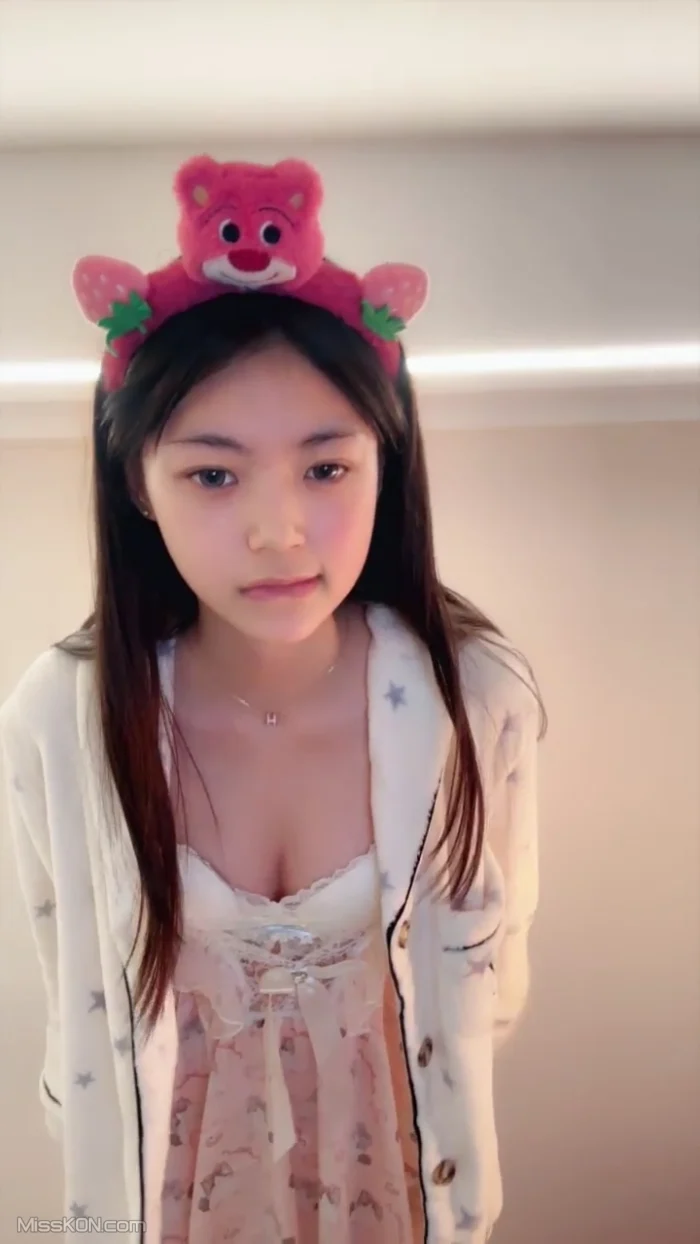 小佳宝: 校花级小美女付费首秀 (52 photos + 4 videos)