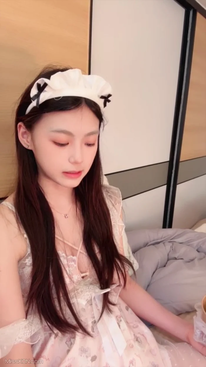 小佳宝: 校花级小美女付费首秀 (52 photos + 4 videos)