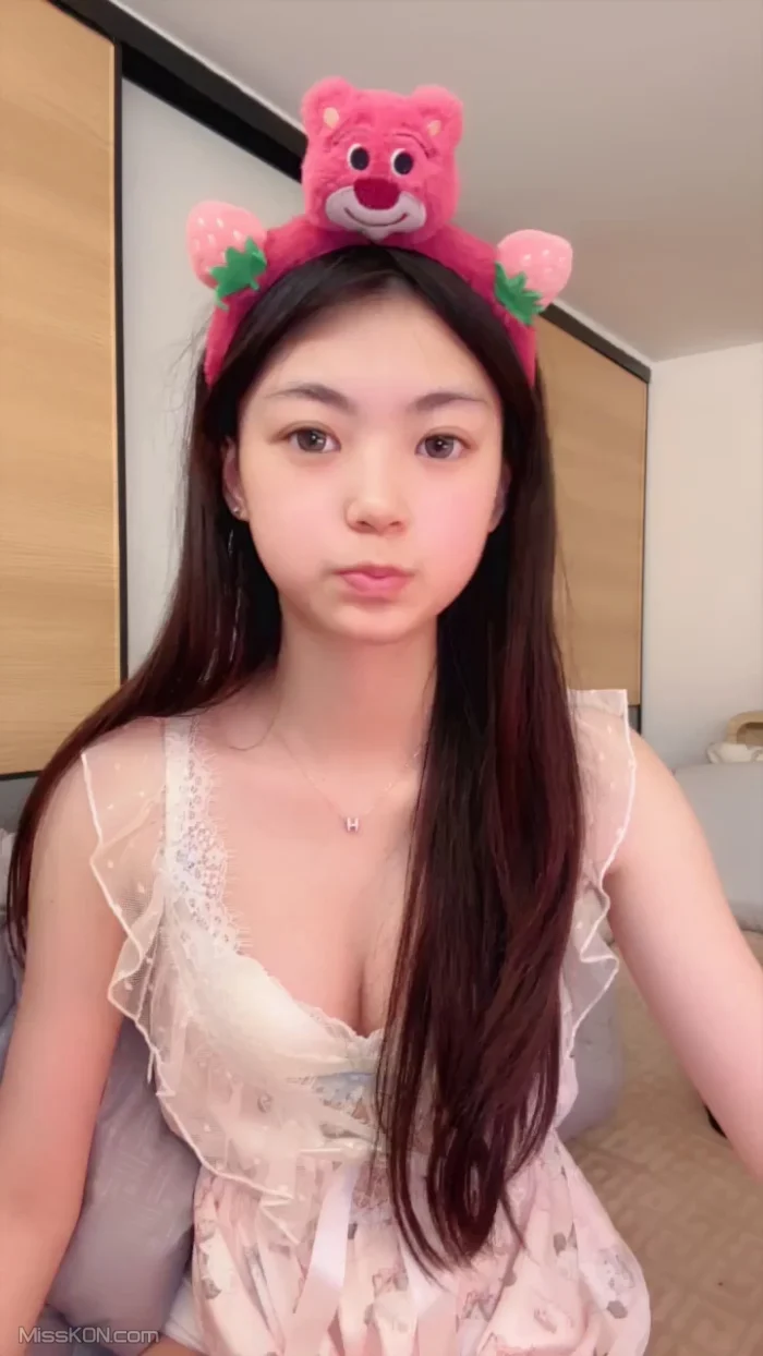 小佳宝: 校花级小美女付费首秀 (52 photos + 4 videos) – Page 2