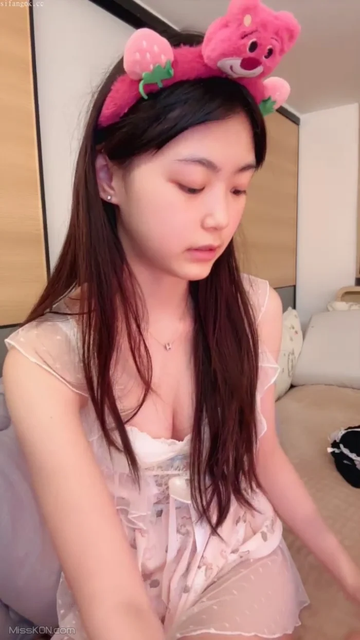 小佳宝: 校花级小美女付费首秀 (52 photos + 4 videos) – Page 2