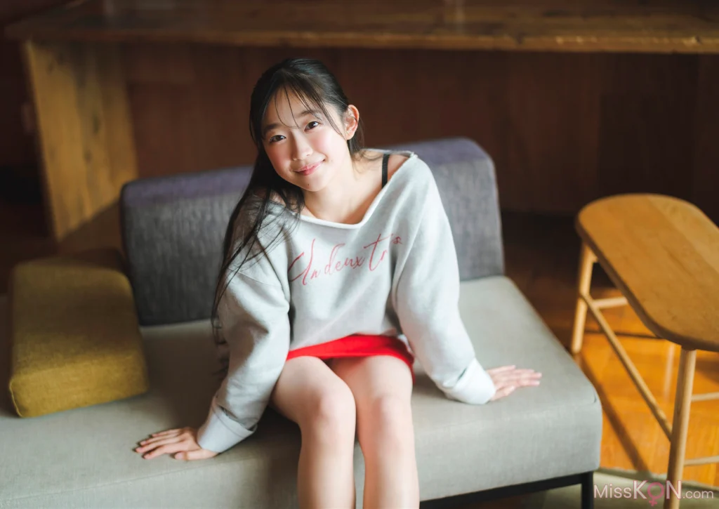 [JP] Hinano Chiba (ちばひなの): GIRLS graph. デジタル写真集 カラフルな透明度 (33 photos)