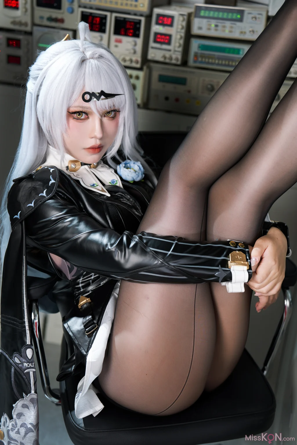 Coser@半半子: 绝区零 儀玄師匠 墨形影踪 (51 photos + 4 videos)