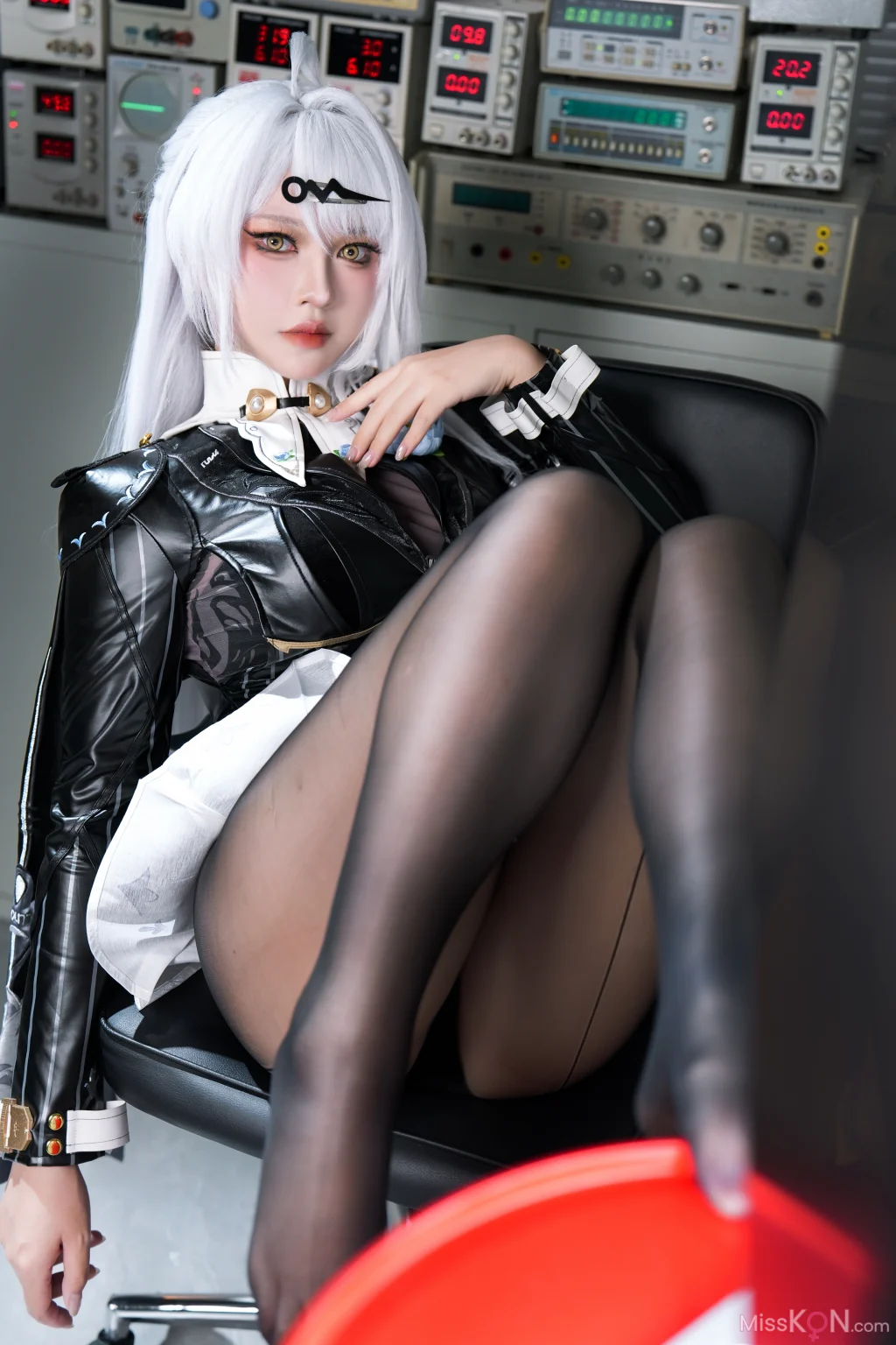 Coser@半半子: 绝区零 儀玄師匠 墨形影踪 (51 photos + 4 videos)