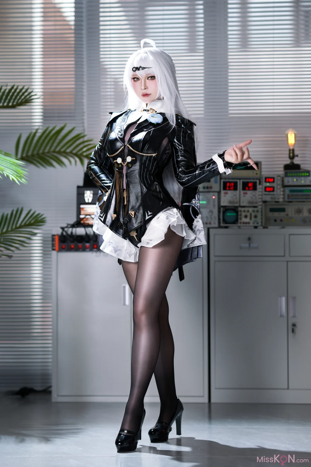 Coser@半半子: 绝区零 儀玄師匠 墨形影踪 (51 photos + 4 videos)