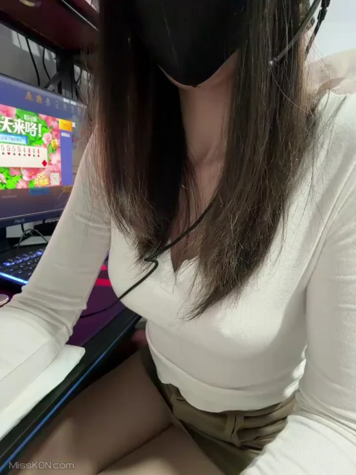 Lucky-cat88: 露出小美女 挑战公共场合露出 高尔夫球场 网吧 出租车 #03 (51 photos + 17 videos)