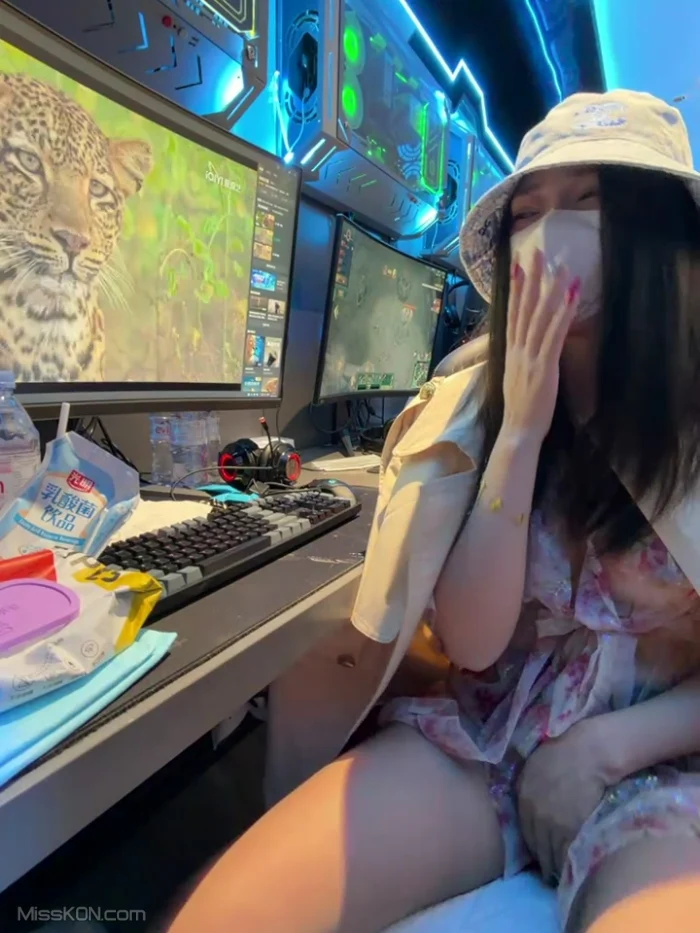 Lucky-cat88: 露出小美女 挑战公共场合露出 高尔夫球场 网吧 出租车 #03 (51 photos + 17 videos)