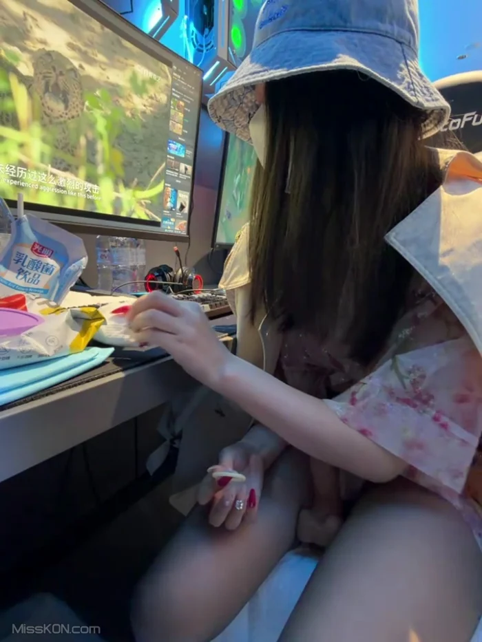 Lucky-cat88: 露出小美女 挑战公共场合露出 高尔夫球场 网吧 出租车 #03 (51 photos + 17 videos)