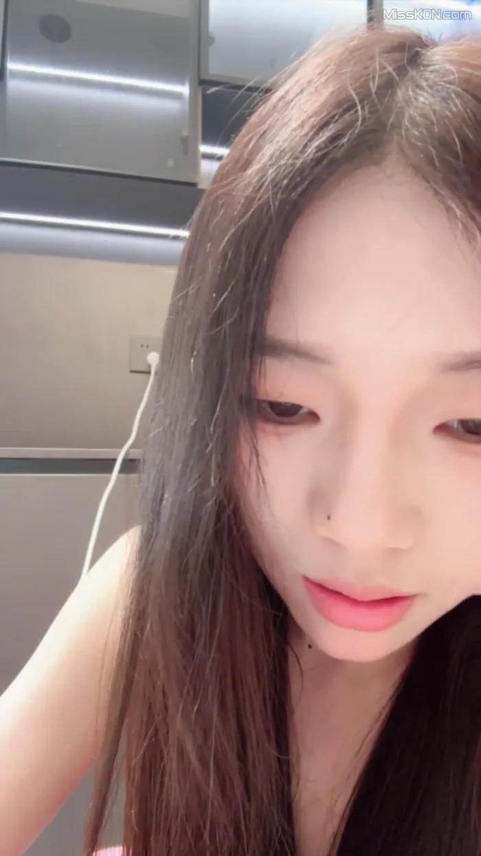 吧啦: 清纯少女下海 边跳边脱光光 (42 photos + 4 videos)
