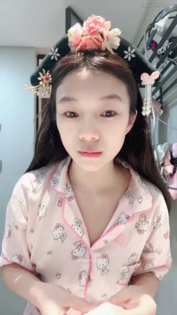 吧啦: 清纯少女下海 边跳边脱光光 (42 photos + 4 videos) – Page 2