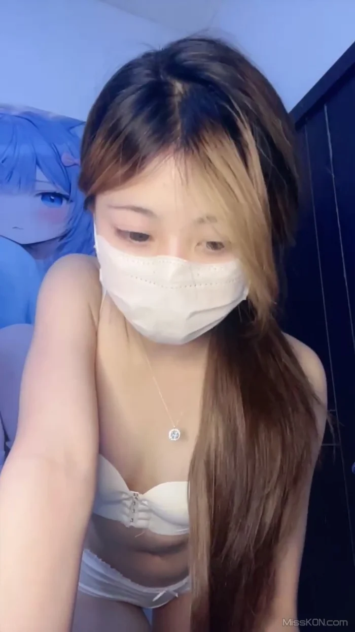 莓莓36E: 清纯学妹白丝袜裸舞真爽 (29 photos + 2 videos)
