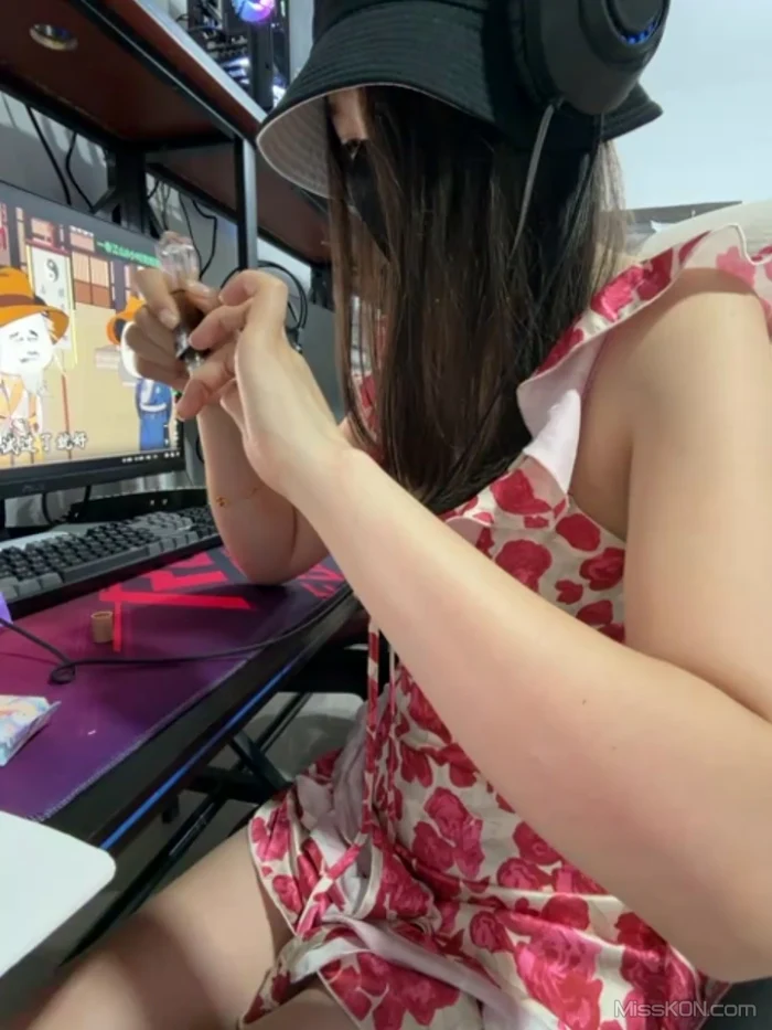 Lucky-cat88: 露出小美女 挑战公共场合露出 高尔夫球场 网吧 出租车 #04 (44 photos + 11 videos)