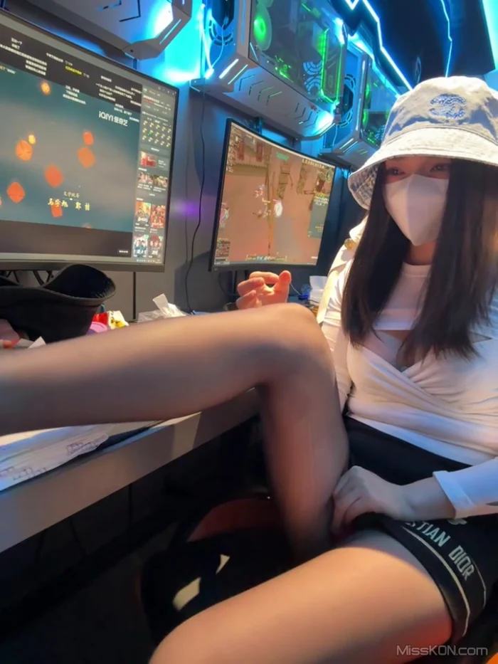 Lucky-cat88: 露出小美女 挑战公共场合露出 高尔夫球场 网吧 出租车 #04 (44 photos + 11 videos)