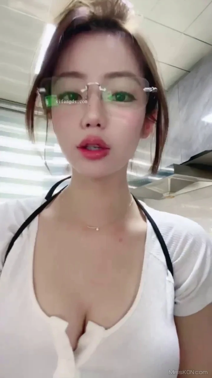 美美子Ya: 多彩随缘播外围 上下真空诱惑 道具喷水秀 #01 (47 photos + 8 videos)