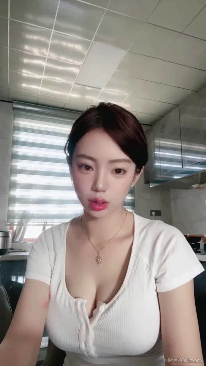 美美子Ya: 多彩随缘播外围 上下真空诱惑 道具喷水秀 #01 (47 photos + 8 videos)