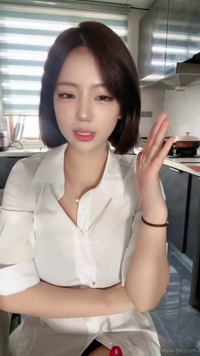 美美子Ya: 多彩随缘播外围 上下真空诱惑 道具喷水秀 #01 (47 photos + 8 videos)