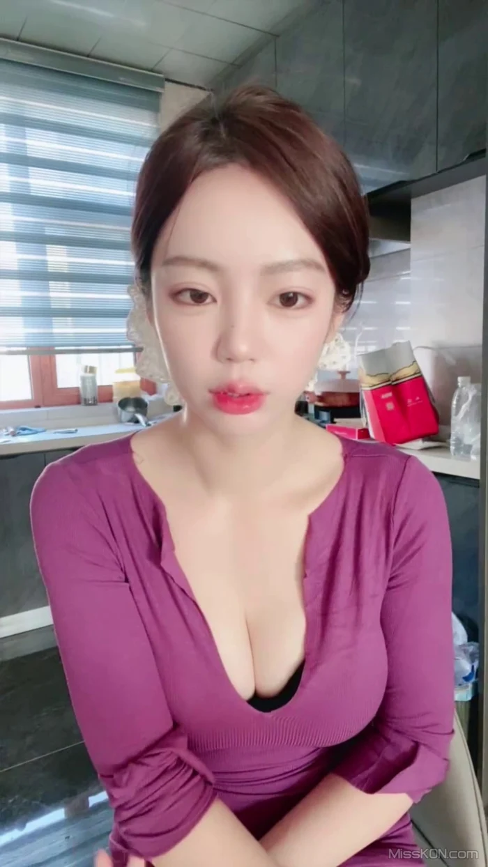 美美子Ya: 多彩随缘播外围 上下真空诱惑 道具喷水秀 #02 (42 photos + 8 videos)