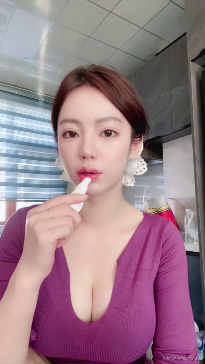 美美子Ya: 多彩随缘播外围 上下真空诱惑 道具喷水秀 #02 (42 photos + 8 videos)